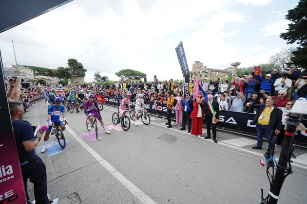 Start of the race during Stage 6 of the Giro d™Italia, from Paestum to Naples, Italy, Thursday, May 14, 2026.  Copyright: xGianxMattiaxD Albertox xLaPressex