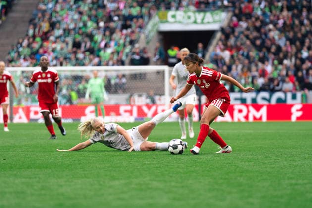 Cologne, Germany 14th May 2026: Momoko Tanikawa of FC Bayern München and Thea Bjelde of VfL Wolfsburg during the DFB Pokal Final between VfL Wolfsburg and FC Bayern München at RheinEnergieStadion on May 14th, 2026 in Cologne, Germany (Leonie Kiehl SPP) Copyright: xLeoniexKiehlx xSPPx spp-en-LeKiSp-SPP26_Leonie_20032026-1-5