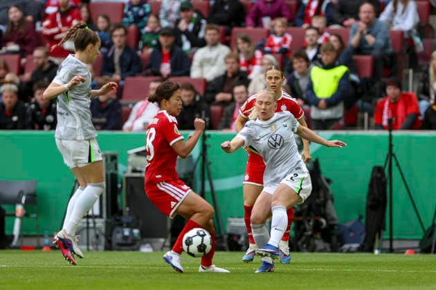 14 05 2026, GER, Football, Women, DFB Cup, Final, Season 2025 2026, VfL Wolfsburg FC Bayern Munich Momoko Tanikawa Bayern and Thea Bjelde Wolfsburg fighting for the ball Cologne RheinEnergieSTADION North Rhine-Westphalia Germany Copyright: xAdrianxSchlüterx