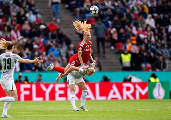Header duel between Alexandra Popp VfL Wolfsburg, 11 and Glodis Perla Viggosdottir FC Bayern Muenchen, 4 46 DFB Pokal Final Women VfL Wolfsburg FC Bayern München DFL regulations prohibit any use of photographs as image sequences and or quasi video Copyright: HMBxMedia xMarcoxBader