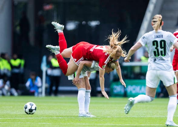 Koeln, RheinEnergieStadion, 14 05 2026 Glodis Viggosdottir of Muenchen gainst Alexandra Popp of Wolfsburg during the DFB cup final VFL Wolfsburg v FC Bayern Muenchen