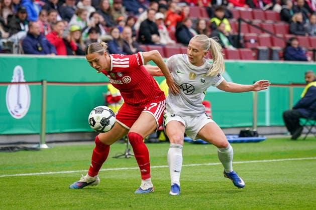 Germany Soccer DFB Cup Women 2025 2026, Final VfL Wolfsburg vs FC Bayern Munich Rhein Energie Stadion Köln Klara Bühl Klara Buehl Klara Buhl FC Bayern Munich, 17 Thea Bjelde VfL Wolfsburg, 2 in duel Copyright: xJOERANxSTEINSIEKx