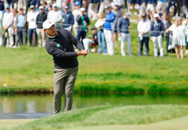 Si Woo Kim of South Korea chips to the 17th green during the first round of the 2026 PGA, Golf Herren Championship at Aronimink Golf Club in Newtown Square, Pennsylvania, on Thursday, May 14, 2026.  PHI20260514849 LAURENCExKESTERSON