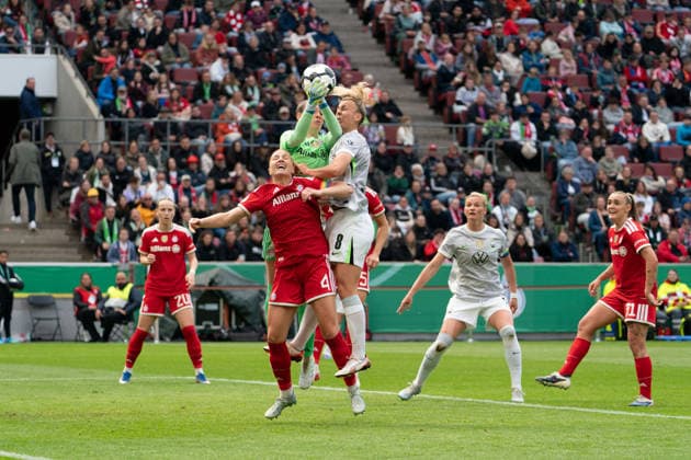 COLOGNE, GERMANY - MAY 14: Glódís Perla Viggósdóttir (4 FC Bayern München), Lena Lattwein (8 VfL Wolfsburg) and Goalkeeper Ena Mahmutovic (32 FC Bayern München) during the DFB-Pokal Frauen Final match between VfL Wolfsburg and FC Bayern Munich at RheinEnergieStadion on May 14, 2026 in Cologne, Germany.(Photo by Qianru Zhang Press Photo) Copyright: xQianruxZhang SPPx Sportspressphoto_SPR146191