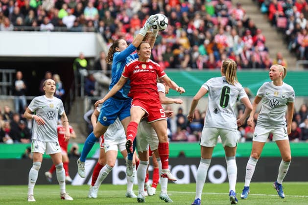 DFB Pokal 46 Womens Final, VfL Wolfsburg FC Bayern Munich, 14 05 2026 Stina Johannes VfL Wolfsburg, 1 in duel with Magdalena Eriksson FC Bayern Munich, 5 DFB Pokal 46 Womens Final, VfL Wolfsburg FC Bayern Munich Cologne, RheinEnergieSTADION 14 05 2025 Copyright: xBEAUTIFULxSPORTS Freisenx