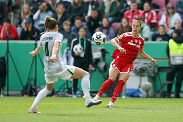 14 05 2026, xovx, Soccer, Women DFB Cup Final, VfL Wolfsburg FC Bayern München v l Sophia Kleinherne VfL Wolfsburg , Klara Bühl FC Bayern München Köln Rhein Energie Stadion Nordrhein Westfalen Germany DE