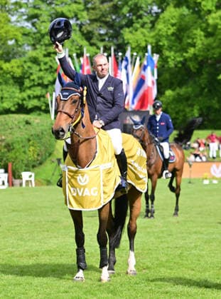GER Al Shira aa German Show Jumping Dressage Derby Hamburg 14 05 2026, GER Al Shira aa German Show Jumping Dressage Derby Hamburg, Prize of Deutsche Vermögensberatung AG Championat von Hamburg, Al Shira aa CSI5 Tour in the picture Winner Cian OÂ Connor IRL on Genghis Khan cheers at the award ceremony nordphotoxGmbH xWitke nph00002