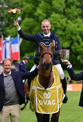 GER Al Shira aa German Show Jumping Dressage Derby Hamburg 14 05 2026, GER Al Shira aa German Show Jumping Dressage Derby Hamburg, Prize of Deutsche Vermögensberatung AG Championat von Hamburg, Al Shira aa CSI5 Tour in the picture Winner Cian OÂ Connor IRL on Genghis Khan cheers at the award ceremony nordphotoxGmbH xWitke nph00002