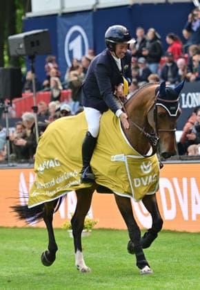 GER Al Shira aa German Show Jumping Dressage Derby Hamburg 14 05 2026, GER Al Shira aa German Show Jumping Dressage Derby Hamburg, Prize of Deutsche Vermögensberatung AG Championat von Hamburg, Al Shira aa CSI5 Tour in the picture Winner Cian OÂ Connor IRL on Genghis Khan cheers on the lap of honor nordphotoxGmbH xWitke nph00002