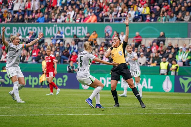 Germany Soccer DFB Cup Women 2025 2026, Final VfL Wolfsburg vs FC Bayern Munich Rhein Energie Stadion Köln Referee Franziska Wildfeuer Viechtach Ella Peddemors VfL Wolfsburg, 5 Alexandra Popp VfL Wolfsburg, 11 Gesture, gesture, emotion, facial expression, emotion Copyright: xJOERANxSTEINSIEKx