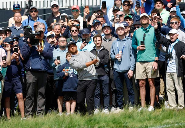 Xander Schauffele hits out of the rough on the 17th hole during the first round of the 2026 PGA, Golf Herren Championship at Aronimink Golf Club in Newtown Square, Pennsylvania, on Thursday, May 14, 2026.  PHI20260514862 LAURENCExKESTERSON