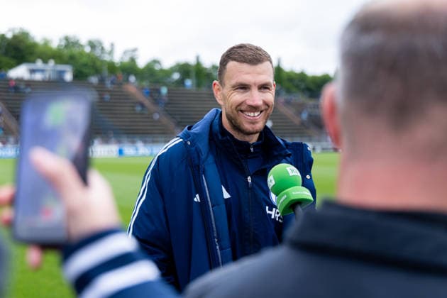 14 05 2026, Football, Training of FC Schalke 04 Media round with Edin Dzeko FC Schalke 04 Gelsenkirchen Training ground FC Schalke 04 NRW Germany xRHR PHOTO YYx Copyright: RHR-FOTOx RHR-FOTO YY