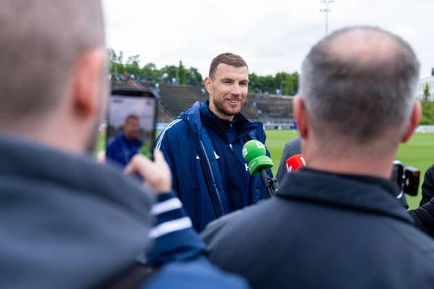 14 05 2026, Football, Training of FC Schalke 04 Media round with Edin Dzeko FC Schalke 04 Gelsenkirchen Training ground FC Schalke 04 NRW Germany xRHR PHOTO YYx Copyright: RHR-FOTOx RHR-FOTO YY
