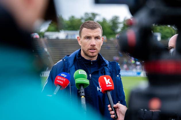 14 05 2026, Football, Training of FC Schalke 04 Media round with Edin Dzeko FC Schalke 04 Gelsenkirchen Training ground FC Schalke 04 NRW Germany xRHR PHOTO YYx Copyright: RHR-FOTOx RHR-FOTO YY