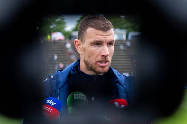 14 05 2026, Football, Training of FC Schalke 04 Media round with Edin Dzeko FC Schalke 04 Gelsenkirchen Training ground FC Schalke 04 NRW Germany xRHR PHOTO YYx Copyright: RHR-FOTOx RHR-FOTO YY