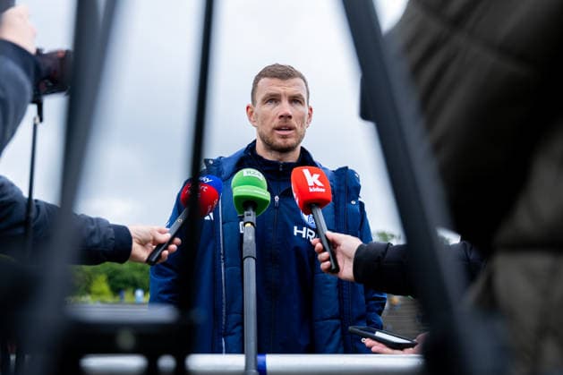 14 05 2026, Football, Training of FC Schalke 04 Media round with Edin Dzeko FC Schalke 04 Gelsenkirchen Training ground FC Schalke 04 NRW Germany xRHR PHOTO YYx Copyright: RHR-FOTOx RHR-FOTO YY