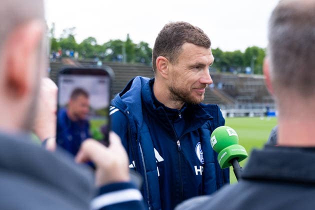 14 05 2026, Football, Training of FC Schalke 04 Media round with Edin Dzeko FC Schalke 04 Gelsenkirchen Training ground FC Schalke 04 NRW Germany xRHR PHOTO YYx Copyright: RHR-FOTOx RHR-FOTO YY