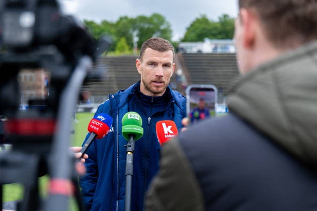 14 05 2026, Football, Training of FC Schalke 04 Media round with Edin Dzeko FC Schalke 04 Gelsenkirchen Training ground FC Schalke 04 NRW Germany xRHR PHOTO YYx Copyright: RHR-FOTOx RHR-FOTO YY