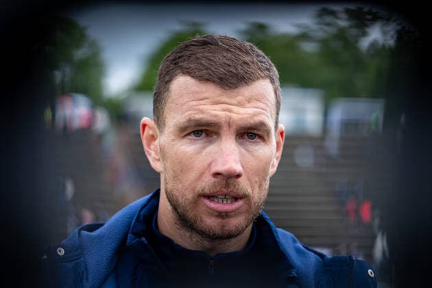 14 05 2026, Football, Training of FC Schalke 04 Media round with Edin Dzeko FC Schalke 04 Gelsenkirchen Training ground FC Schalke 04 NRW Germany xRHR PHOTO YYx Copyright: RHR-FOTOx RHR-FOTO YY