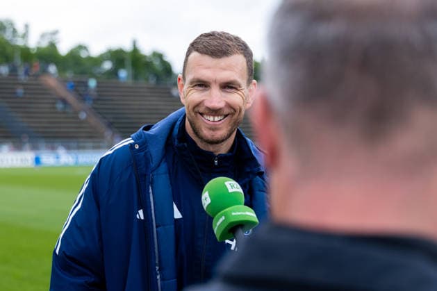 14 05 2026, Football, Training of FC Schalke 04 Media round with Edin Dzeko FC Schalke 04 Gelsenkirchen Training ground FC Schalke 04 NRW Germany xRHR PHOTO YYx Copyright: RHR-FOTOx RHR-FOTO YY
