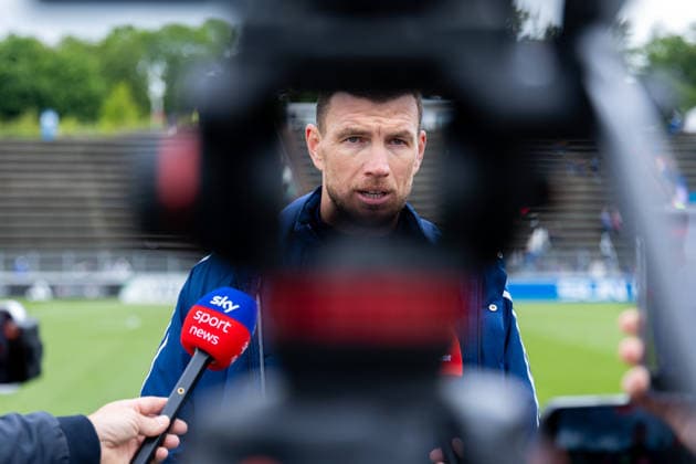 14 05 2026, Football, Training of FC Schalke 04 Media round with Edin Dzeko FC Schalke 04 Gelsenkirchen Training ground FC Schalke 04 NRW Germany xRHR PHOTO YYx Copyright: RHR-FOTOx RHR-FOTO YY