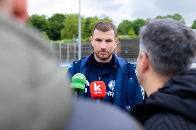 14 05 2026, Football, Training of FC Schalke 04 Media round with Edin Dzeko FC Schalke 04 Gelsenkirchen Training ground FC Schalke 04 NRW Germany xRHR PHOTO YYx Copyright: RHR-FOTOx RHR-FOTO YY