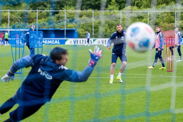 14 05 2026, Football, Training of FC Schalke 04 v l Goalkeeper Kevin Müller FC Schalke 04 , Edin Dzeko FC Schalke 04 Gelsenkirchen Training ground FC Schalke 04 NRW Germany xRHR PHOTO YYx Copyright: RHR-FOTOx RHR-FOTO YY