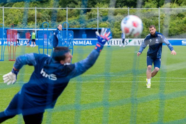 14 05 2026, Football, Training of FC Schalke 04 v l Goalkeeper Kevin Müller FC Schalke 04 , Edin Dzeko FC Schalke 04 Gelsenkirchen Training ground FC Schalke 04 NRW Germany xRHR PHOTO YYx Copyright: RHR-FOTOx RHR-FOTO YY