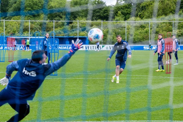14 05 2026, Football, Training of FC Schalke 04 v l Goalkeeper Kevin Müller FC Schalke 04 , Edin Dzeko FC Schalke 04 Gelsenkirchen Training ground FC Schalke 04 NRW Germany xRHR PHOTO YYx Copyright: RHR-FOTOx RHR-FOTO YY