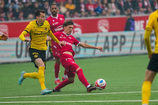 Switzerland Brack Super League 2025 26, FC Thun vs BSC Young Boys Stockhorn Arena, Thun Justin Roth 16 THU vs Sandro Lauper 30 YB Thun Stockhorn Arena Bern Switzerland Copyright: xKjetilxWaberx