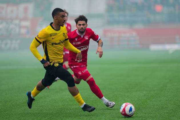 Switzerland Brack Super League 2025 26, FC Thun vs BSC Young Boys Stockhorn Arena, Thun Yan Valery 22 YB vs Kastriot Imeri 7 THU Thun Stockhorn Arena Bern Switzerland Copyright: xKjetilxWaberx
