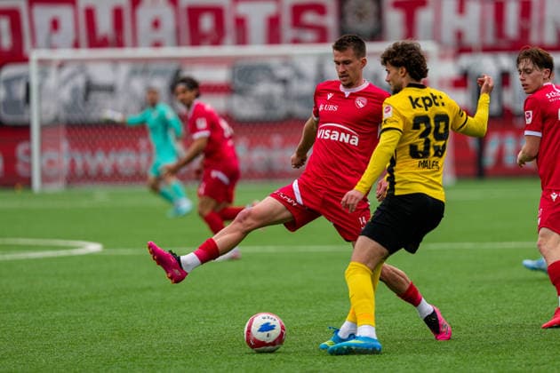 Switzerland Brack Super League 2025 26, FC Thun vs BSC Young Boys Stockhorn Arena, Thun Mattias Käit Mattias Kait 14 THU in duel with Darian Males 39 YB Thun Stockhorn Arena Bern Switzerland Copyright: xKjetilxWaberx