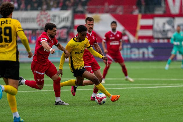 Switzerland Brack Super League 2025 26, FC Thun vs BSC Young Boys Stockhorn Arena, Thun Alvyn Sanches 10 YB vs Mattias Käit Mattias Kait 14 THU and Kastriot Imeri 7 THU Thun Stockhorn Arena Bern Switzerland Copyright: xKjetilxWaberx
