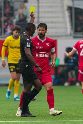 Switzerland Brack Super League 2025 26, FC Thun vs BSC Young Boys Stockhorn Arena, Thun Marco Bürki Marco Burki 23 THU gets a yellow card from referee Anojen Kanagasingam Thun Stockhorn Arena Bern Switzerland Copyright: xKjetilxWaberx