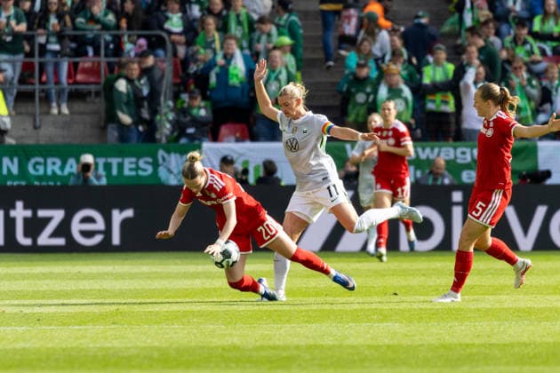 Germany Soccer DFB Cup Women 2025 2026, Final VfL Wolfsburg vs Bayern Munich RheinEnergieStadion Cologne Kett Franziska FC Bayern Munich, 20 in duel against Popp Alexandra VfL Wolfsburg, 11 Copyright: xMichellexLukax