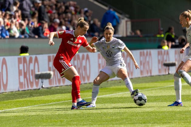 Germany Soccer DFB Cup Women 2025 2026, Final VfL Wolfsburg vs Bayern Munich RheinEnergieStadion Cologne Kett Franziska FC Bayern Munich, 20 in duel against Huth Svenja VfL Wolfsburg, 10 Copyright: xMichellexLukax