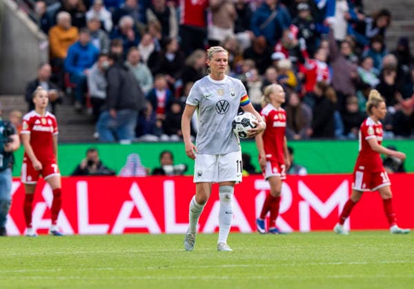 Alexandra Popp VfL Wolfsburg, 11 enttaeuscht, enttaeuscht Blickend, dissapointed, traurig, frustiert, frust, gefrustet, frustrated nach dem 0 3 46 DFB Pokal Finale der Frauen VfL Wolfsburg FC Bayern München DFL regulations prohibit any use of photographs as image sequences and or quasi video Copyright: HMBxMedia xMarcoxBader