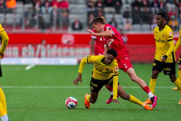 Switzerland Brack Super League 2025 26, FC Thun vs BSC Young Boys Stockhorn Arena, Thun Edimilson Fernandes 6 YB in duel with Mattias Käit Mattias Kait 14 THU Thun Stockhorn Arena Bern Switzerland Copyright: xKjetilxWaberx