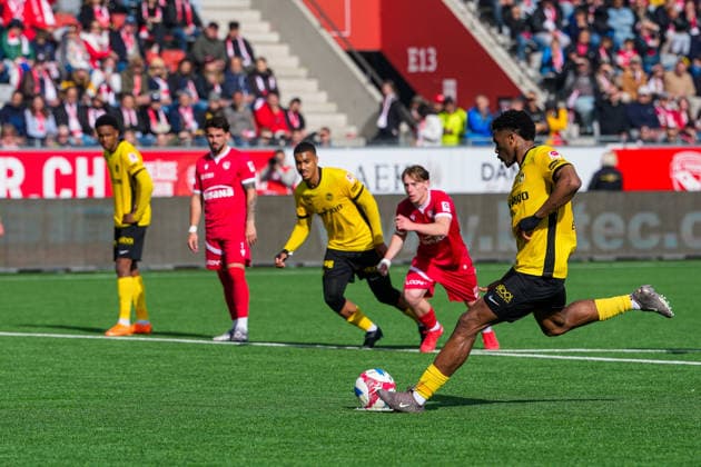 Switzerland Brack Super League 2025 26, FC Thun vs BSC Young Boys Stockhorn Arena, Thun Yan Samuel Essende 99 YB with a penalty Thun Stockhorn Arena Bern Switzerland Copyright: xKjetilxWaberx