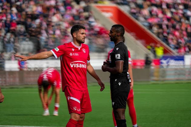 Switzerland Brack Super League 2025 26, FC Thun vs BSC Young Boys Stockhorn Arena, Thun Leonardo Bertone 6 THU in conversation with Anojen Kanagasingam Referee Thun Stockhorn Arena Bern Switzerland Copyright: xKjetilxWaberx