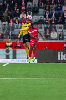Switzerland Brack Super League 2025 26, FC Thun vs BSC Young Boys Stockhorn Arena, Thun Loris Benito 23 YB in a header duel with Brighton Labeau 96 THU Thun Stockhorn Arena Bern Switzerland Copyright: xKjetilxWaberx