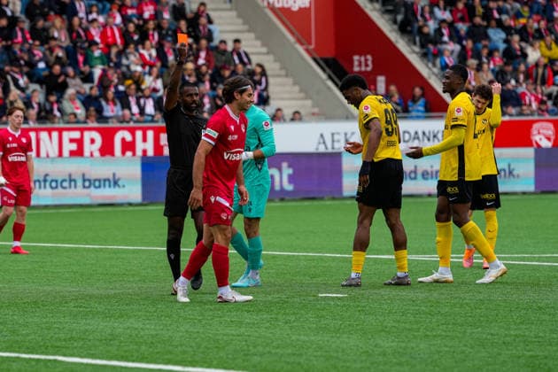 Switzerland Brack Super League 2025 26, FC Thun vs BSC Young Boys Stockhorn Arena, Thun Jan Bamert 19 THU gets a red card from Anojen Kanagasingam Referee Copyright: xKjetilxWaberx