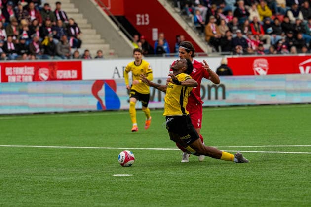 Switzerland Brack Super League 2025 26, FC Thun vs BSC Young Boys Stockhorn Arena, Thun Jan Bamert 19 THU with a foul against Samuel Essende 99 YB Copyright: xKjetilxWaberx