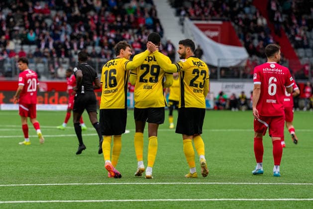 Switzerland Brack Super League 2025 26, FC Thun vs BSC Young Boys Stockhorn Arena, Thun Chris Bedia 29 YB celebrates after his goal with Christian Fassnacht 16 YB and Loris Benito 23 YB Copyright: xKjetilxWaberx