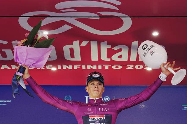 France™s Paul Magnier of Soudal Quick-Step cyclamen jersey on the podium during Stage 6 of the Giro d™Italia, from Paestum to Naples, Italy, Thursday, May 14, 2026.  Copyright: xGianxMattiaxD Albertox xLaPressex