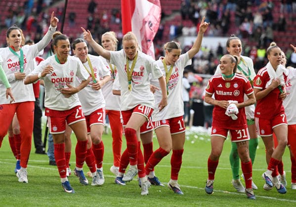 14 05 2026, xophax, Soccer , Women DFB Cup Final 25 26 Rhein Energie Stadium Cologne VFL Wolfsburg vs Bayern Munich Bayern Munich celebrates with Cup Cologne