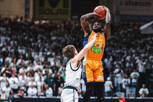 TJ Crockett Jr Rostock Seawolves in a duel with Steven Ashworth Gladiators Trier , Vet Concept Gladiators Trier vs Rostock Seawolves, Basketball, easyCredit BBL, Play Ins, Saison 2025 2026, 14 05 2026 Vet Concept Gladiators Trier vs Rostock Seawolves, Basketball, easyCredit BBL, Play Ins, Saison 2025 2026, 14 05 2026 Copyright: xEibner-Pressefoto AlexanderxNeisx EP_ANS