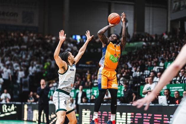 TJ Crockett Jr Rostock Seawolves in duel with Jordan Roland Gladiators Trier , Vet Concept Gladiators Trier vs Rostock Seawolves, Basketball, easyCredit BBL, Play Ins, Season 2025 2026, 14 05 2026 Vet Concept Gladiators Trier vs Rostock Seawolves, Basketball, easyCredit BBL, Play Ins, Season 2025 2026, 14 05 2026 Copyright: xEibner-Pressefoto AlexanderxNeisx EP_ANS