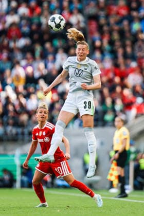 DFB Cup 46 Womens Final, VfL Wolfsburg FC Bayern Munich, 14 05 2026 Linda Dallmann FC Bayern Munich, 10 in duel with Sarai Linder VfL Wolfsburg, 39 DFB Cup 46 Womens Final, VfL Wolfsburg FC Bayern Munich Cologne, RheinEnergieSTADION 14 05 2025 Copyright: xBEAUTIFULxSPORTS Freisenx