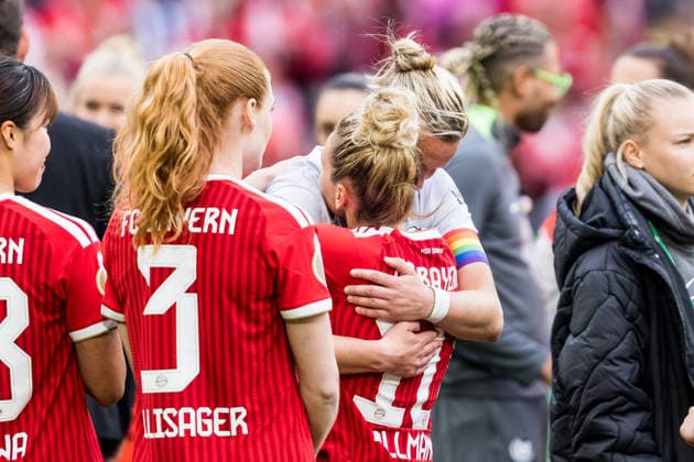 DFB Pokal 46 Womens Final, VfL Wolfsburg FC Bayern Munich, 14 05 2026 Linda Dallmann FC Bayern Munich, 10 and Alexandra Popp VfL Wolfsburg, 11 embrace during the award ceremony DFB Pokal 46 Womens Final, VfL Wolfsburg FC Bayern Munich, Cologne, RheinEnergieSTADION on 14 05 2026 Copyright: xBEAUTIFULxSPORTS Wunderlx